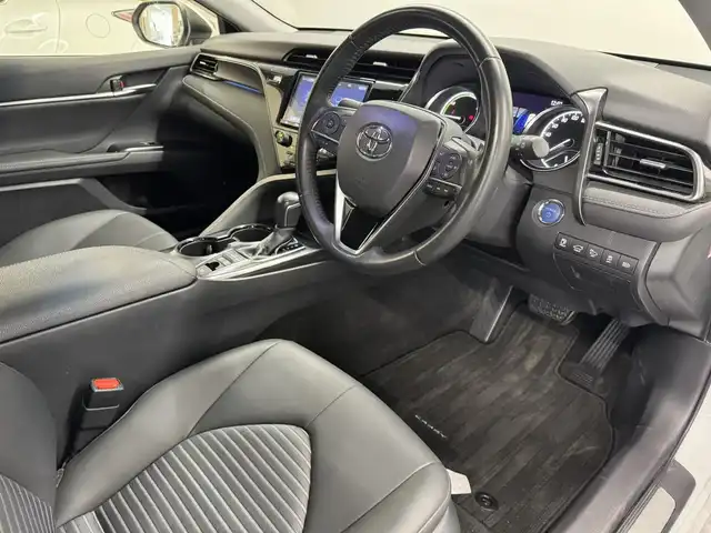 トヨタ カムリ WS 三重県 2019(令1)年 6.9万km プラチナホワイトパールマイカ ハイブリッド/FF/MTモード付フロアCVT/純正 9インチナビ NSZT-Y68T/（AM/FM/CD/DVD/TV/SD/SDREC/Bluetooth）/バックガイドモニター/ビルトイン ETC/Toyota Safety Sense/・PCS：プリクラッシュセーフティ/・LDA：レーンディパーチャーアラート（ステアリング制御付）/・レーダークルコン（全車速追従機能付）/・オートハイビーム/・【OP】インテリジェントクリアランスソナー［パーキングサポートブレーキ（静止物）］/装備/・ハーフレザーシート/・パワーシート（D8way＋ランバーサポート）/・左右独立オートエアコン/・EPB：電子パーキングブレーキ/・オートライト/・LED ヘッドランプ＋フロントフォグランプ/・ステアリングスイッチ/・純正17inAW/・保/取/・D記録簿 R1/R2/R3/R4/R6/・スマートキーx2/など