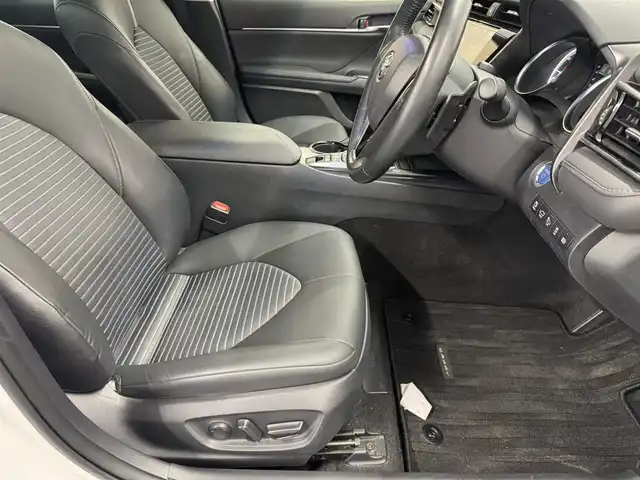 トヨタ カムリ WS 三重県 2019(令1)年 6.9万km プラチナホワイトパールマイカ ハイブリッド/FF/MTモード付フロアCVT/純正 9インチナビ NSZT-Y68T/（AM/FM/CD/DVD/TV/SD/SDREC/Bluetooth）/バックガイドモニター/ビルトイン ETC/Toyota Safety Sense/・PCS：プリクラッシュセーフティ/・LDA：レーンディパーチャーアラート（ステアリング制御付）/・レーダークルコン（全車速追従機能付）/・オートハイビーム/・【OP】インテリジェントクリアランスソナー［パーキングサポートブレーキ（静止物）］/装備/・ハーフレザーシート/・パワーシート（D8way＋ランバーサポート）/・左右独立オートエアコン/・EPB：電子パーキングブレーキ/・オートライト/・LED ヘッドランプ＋フロントフォグランプ/・ステアリングスイッチ/・純正17inAW/・保/取/・D記録簿 R1/R2/R3/R4/R6/・スマートキーx2/など