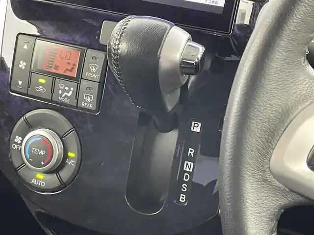 ダイハツ タント カスタム RS トップED SA Ⅲ 埼玉県 2017(平29)年 6.2万km パールホワイトⅢ 純正８インチナビ　バックカメラ　両側パワースライドドア　シートヒーター　ＥＴＣ　ハーフレザー　社外マフラー　純正アルミ　ＬＥＤライト　ＣＤ　ＤＶＤ　Ｂｌｕｅｔｏｏｔｈ　地デジフルセグＴＶ　　HDMI USB スマートキー　オートライト　スマートキー