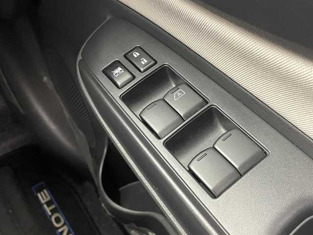 日産 ノート e－パワー X 茨城県 2020(令2)年 4.1万km スーパーブラック 純正ナビ/フルセグ/衝突被害軽減ブレーキ/車線逸脱抑制装置/オートマチックハイビーム/ソナー/ETC/純正15インチAW/スマートキー/スタットレスタイヤ積込