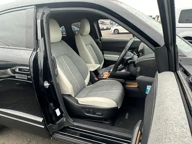 マツダ ＭＸ－３０ 宮城県 2020(令2)年 2.3万km ジェットブラックマイカ 【メーカーオプション】/ベーシックパッケージ/セーフティパッケージ/・クルージングトラフィックサポート/・スマートブレーキサポート（右直事故回避アシスト）/・前側方接近検知/・アダプティブLEDヘッドランプ/・シグネチャーLEDランプ/・デイライト/360°セーフティパッケージ/・360度ビューモニター/・ドライバーアテンションアラート/ユーティリティパッケージ/・ステアリングヒーター/・メモリー機能付パワーシート/・シートヒーター/エクステリアパッケージ/インテリアパッケージ（ホワイト内装）/BOSEサウンドシステム/＝＝＝/i-ACTIVSENSE/・ブラインドスポットモニタリング/・レーンキープアシストシステム/・後側方接近車両検知/・レーダークルーズコントロール/・緊急時車線維持支援/・ドライバーアテンションアラート/・車線逸脱警報/・ハイビームコントロールシステム/・AT誤発進抑制制御/・スマートブレーキサポート/純正ナビ/【BT・USB・HDMI・フルセグTV】/ETC/ハーフレザーシート/電動パーキングブレーキ/ブレーキホールド/オートライト/スマートキー＆プッシュスタート