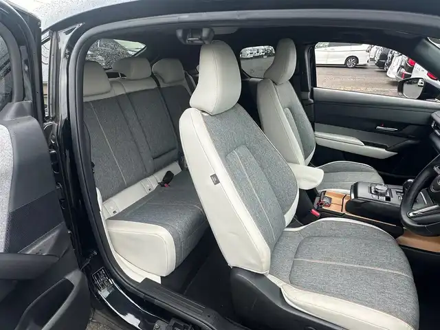 マツダ ＭＸ－３０ 宮城県 2020(令2)年 2.3万km ジェットブラックマイカ 【メーカーオプション】/ベーシックパッケージ/セーフティパッケージ/・クルージングトラフィックサポート/・スマートブレーキサポート（右直事故回避アシスト）/・前側方接近検知/・アダプティブLEDヘッドランプ/・シグネチャーLEDランプ/・デイライト/360°セーフティパッケージ/・360度ビューモニター/・ドライバーアテンションアラート/ユーティリティパッケージ/・ステアリングヒーター/・メモリー機能付パワーシート/・シートヒーター/エクステリアパッケージ/インテリアパッケージ（ホワイト内装）/BOSEサウンドシステム/＝＝＝/i-ACTIVSENSE/・ブラインドスポットモニタリング/・レーンキープアシストシステム/・後側方接近車両検知/・レーダークルーズコントロール/・緊急時車線維持支援/・ドライバーアテンションアラート/・車線逸脱警報/・ハイビームコントロールシステム/・AT誤発進抑制制御/・スマートブレーキサポート/純正ナビ/【BT・USB・HDMI・フルセグTV】/ETC/ハーフレザーシート/電動パーキングブレーキ/ブレーキホールド/オートライト/スマートキー＆プッシュスタート