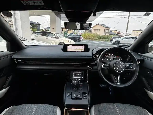マツダ ＭＸ－３０ モダンコンフィデンス 熊本県 2020(令2)年 2.3万km ジェットブラックマイカ 【メーカーオプション】/ベーシックパッケージ/セーフティパッケージ/・クルージングトラフィックサポート/・スマートブレーキサポート（右直事故回避アシスト）/・前側方接近検知/・アダプティブLEDヘッドランプ/・シグネチャーLEDランプ/・デイライト/360°セーフティパッケージ/・360度ビューモニター/・ドライバーアテンションアラート/ユーティリティパッケージ/・ステアリングヒーター/・メモリー機能付パワーシート/・シートヒーター/エクステリアパッケージ/インテリアパッケージ（ホワイト内装）/BOSEサウンドシステム/＝＝＝/i-ACTIVSENSE/・ブラインドスポットモニタリング/・レーンキープアシストシステム/・後側方接近車両検知/・レーダークルーズコントロール/・緊急時車線維持支援/・ドライバーアテンションアラート/・車線逸脱警報/・ハイビームコントロールシステム/・AT誤発進抑制制御/・スマートブレーキサポート/純正ナビ/【BT・USB・HDMI・フルセグTV】/ETC/ハーフレザーシート/電動パーキングブレーキ/ブレーキホールド/LEDオートライト/スマートキー/プッシュスタート