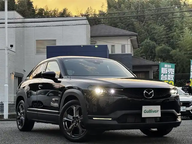 マツダ ＭＸ－３０ モダンコンフィデンス 熊本県 2020(令2)年 2.3万km ジェットブラックマイカ 【メーカーオプション】/ベーシックパッケージ/セーフティパッケージ/・クルージングトラフィックサポート/・スマートブレーキサポート（右直事故回避アシスト）/・前側方接近検知/・アダプティブLEDヘッドランプ/・シグネチャーLEDランプ/・デイライト/360°セーフティパッケージ/・360度ビューモニター/・ドライバーアテンションアラート/ユーティリティパッケージ/・ステアリングヒーター/・メモリー機能付パワーシート/・シートヒーター/エクステリアパッケージ/インテリアパッケージ（ホワイト内装）/BOSEサウンドシステム/＝＝＝/i-ACTIVSENSE/・ブラインドスポットモニタリング/・レーンキープアシストシステム/・後側方接近車両検知/・レーダークルーズコントロール/・緊急時車線維持支援/・ドライバーアテンションアラート/・車線逸脱警報/・ハイビームコントロールシステム/・AT誤発進抑制制御/・スマートブレーキサポート/純正ナビ/【BT・USB・HDMI・フルセグTV】/ETC/ハーフレザーシート/電動パーキングブレーキ/ブレーキホールド/LEDオートライト/スマートキー/プッシュスタート