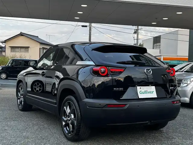 マツダ ＭＸ－３０ モダンコンフィデンス 熊本県 2020(令2)年 2.3万km ジェットブラックマイカ 【メーカーオプション】/ベーシックパッケージ/セーフティパッケージ/・クルージングトラフィックサポート/・スマートブレーキサポート（右直事故回避アシスト）/・前側方接近検知/・アダプティブLEDヘッドランプ/・シグネチャーLEDランプ/・デイライト/360°セーフティパッケージ/・360度ビューモニター/・ドライバーアテンションアラート/ユーティリティパッケージ/・ステアリングヒーター/・メモリー機能付パワーシート/・シートヒーター/エクステリアパッケージ/インテリアパッケージ（ホワイト内装）/BOSEサウンドシステム/＝＝＝/i-ACTIVSENSE/・ブラインドスポットモニタリング/・レーンキープアシストシステム/・後側方接近車両検知/・レーダークルーズコントロール/・緊急時車線維持支援/・ドライバーアテンションアラート/・車線逸脱警報/・ハイビームコントロールシステム/・AT誤発進抑制制御/・スマートブレーキサポート/純正ナビ/【BT・USB・HDMI・フルセグTV】/ETC/ハーフレザーシート/電動パーキングブレーキ/ブレーキホールド/LEDオートライト/スマートキー/プッシュスタート