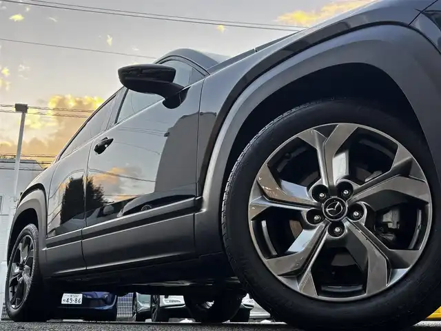 マツダ ＭＸ－３０ モダンコンフィデンス 熊本県 2020(令2)年 2.3万km ジェットブラックマイカ 【メーカーオプション】/ベーシックパッケージ/セーフティパッケージ/・クルージングトラフィックサポート/・スマートブレーキサポート（右直事故回避アシスト）/・前側方接近検知/・アダプティブLEDヘッドランプ/・シグネチャーLEDランプ/・デイライト/360°セーフティパッケージ/・360度ビューモニター/・ドライバーアテンションアラート/ユーティリティパッケージ/・ステアリングヒーター/・メモリー機能付パワーシート/・シートヒーター/エクステリアパッケージ/インテリアパッケージ（ホワイト内装）/BOSEサウンドシステム/＝＝＝/i-ACTIVSENSE/・ブラインドスポットモニタリング/・レーンキープアシストシステム/・後側方接近車両検知/・レーダークルーズコントロール/・緊急時車線維持支援/・ドライバーアテンションアラート/・車線逸脱警報/・ハイビームコントロールシステム/・AT誤発進抑制制御/・スマートブレーキサポート/純正ナビ/【BT・USB・HDMI・フルセグTV】/ETC/ハーフレザーシート/電動パーキングブレーキ/ブレーキホールド/LEDオートライト/スマートキー/プッシュスタート