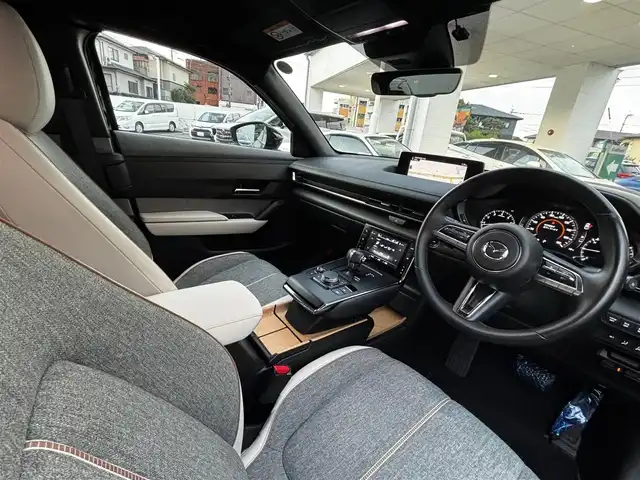 マツダ ＭＸ－３０ モダンコンフィデンス 熊本県 2020(令2)年 2.3万km ジェットブラックマイカ 【メーカーオプション】/ベーシックパッケージ/セーフティパッケージ/・クルージングトラフィックサポート/・スマートブレーキサポート（右直事故回避アシスト）/・前側方接近検知/・アダプティブLEDヘッドランプ/・シグネチャーLEDランプ/・デイライト/360°セーフティパッケージ/・360度ビューモニター/・ドライバーアテンションアラート/ユーティリティパッケージ/・ステアリングヒーター/・メモリー機能付パワーシート/・シートヒーター/エクステリアパッケージ/インテリアパッケージ（ホワイト内装）/BOSEサウンドシステム/＝＝＝/i-ACTIVSENSE/・ブラインドスポットモニタリング/・レーンキープアシストシステム/・後側方接近車両検知/・レーダークルーズコントロール/・緊急時車線維持支援/・ドライバーアテンションアラート/・車線逸脱警報/・ハイビームコントロールシステム/・AT誤発進抑制制御/・スマートブレーキサポート/純正ナビ/【BT・USB・HDMI・フルセグTV】/ETC/ハーフレザーシート/電動パーキングブレーキ/ブレーキホールド/LEDオートライト/スマートキー/プッシュスタート