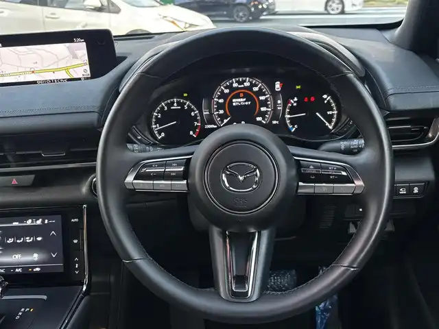 マツダ ＭＸ－３０ モダンコンフィデンス 熊本県 2020(令2)年 2.3万km ジェットブラックマイカ 【メーカーオプション】/ベーシックパッケージ/セーフティパッケージ/・クルージングトラフィックサポート/・スマートブレーキサポート（右直事故回避アシスト）/・前側方接近検知/・アダプティブLEDヘッドランプ/・シグネチャーLEDランプ/・デイライト/360°セーフティパッケージ/・360度ビューモニター/・ドライバーアテンションアラート/ユーティリティパッケージ/・ステアリングヒーター/・メモリー機能付パワーシート/・シートヒーター/エクステリアパッケージ/インテリアパッケージ（ホワイト内装）/BOSEサウンドシステム/＝＝＝/i-ACTIVSENSE/・ブラインドスポットモニタリング/・レーンキープアシストシステム/・後側方接近車両検知/・レーダークルーズコントロール/・緊急時車線維持支援/・ドライバーアテンションアラート/・車線逸脱警報/・ハイビームコントロールシステム/・AT誤発進抑制制御/・スマートブレーキサポート/純正ナビ/【BT・USB・HDMI・フルセグTV】/ETC/ハーフレザーシート/電動パーキングブレーキ/ブレーキホールド/LEDオートライト/スマートキー/プッシュスタート