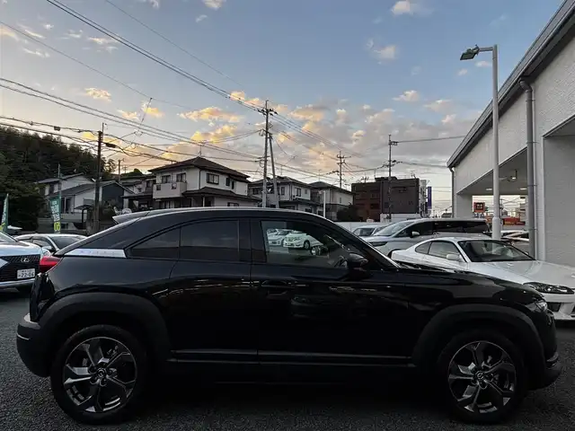 マツダ ＭＸ－３０ モダンコンフィデンス 熊本県 2020(令2)年 2.3万km ジェットブラックマイカ 【メーカーオプション】/ベーシックパッケージ/セーフティパッケージ/・クルージングトラフィックサポート/・スマートブレーキサポート（右直事故回避アシスト）/・前側方接近検知/・アダプティブLEDヘッドランプ/・シグネチャーLEDランプ/・デイライト/360°セーフティパッケージ/・360度ビューモニター/・ドライバーアテンションアラート/ユーティリティパッケージ/・ステアリングヒーター/・メモリー機能付パワーシート/・シートヒーター/エクステリアパッケージ/インテリアパッケージ（ホワイト内装）/BOSEサウンドシステム/＝＝＝/i-ACTIVSENSE/・ブラインドスポットモニタリング/・レーンキープアシストシステム/・後側方接近車両検知/・レーダークルーズコントロール/・緊急時車線維持支援/・ドライバーアテンションアラート/・車線逸脱警報/・ハイビームコントロールシステム/・AT誤発進抑制制御/・スマートブレーキサポート/純正ナビ/【BT・USB・HDMI・フルセグTV】/ETC/ハーフレザーシート/電動パーキングブレーキ/ブレーキホールド/LEDオートライト/スマートキー/プッシュスタート