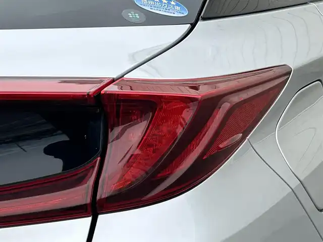トヨタ プリウス ＰＨＶ A レザーパッケージ 山形県 2017(平29)年 9.2万km シルバーM 純正11.6インチナビ/・フルセグTV/AM/FM/Bluetooth/4WD/禁煙車/前後ドライブレコーダー/衝突被害軽減システム/バックカメラ/レーンキープアシスト/クルーズコントロール/前後コーナーセンサー/横滑り防止装置/アイドリングストップ/オートライト/オートハイビーム/純正LEDヘッドライト/D席パワーシート/プッシュスタート/ETC/スマートキー/取扱説明書