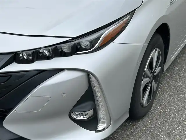 トヨタ プリウス ＰＨＶ A レザーパッケージ 山形県 2017(平29)年 9.2万km シルバーM 純正11.6インチナビ/・フルセグTV/AM/FM/Bluetooth/4WD/禁煙車/前後ドライブレコーダー/衝突被害軽減システム/バックカメラ/レーンキープアシスト/クルーズコントロール/前後コーナーセンサー/横滑り防止装置/アイドリングストップ/オートライト/オートハイビーム/純正LEDヘッドライト/D席パワーシート/プッシュスタート/ETC/スマートキー/取扱説明書