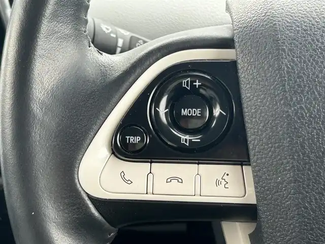トヨタ プリウス ＰＨＶ A レザーパッケージ 山形県 2017(平29)年 9.2万km シルバーM 純正11.6インチナビ/・フルセグTV/AM/FM/Bluetooth/4WD/禁煙車/前後ドライブレコーダー/衝突被害軽減システム/バックカメラ/レーンキープアシスト/クルーズコントロール/前後コーナーセンサー/横滑り防止装置/アイドリングストップ/オートライト/オートハイビーム/純正LEDヘッドライト/D席パワーシート/プッシュスタート/ETC/スマートキー/取扱説明書