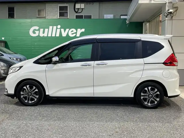 ホンダ フリード＋ ハイブリット クロスター 東京都 2022(令4)年 3.9万km プラチナホワイトパール ワンオーナー/純正SDナビ【NMX-234VFi】/(DVD/フルセグTV/Bluetooth）/バックカメラ/ホンダセンシング/・アダクティブクルーズコントロール/・路外逸脱抑制機能/・誤発進抑制機能/・衝突軽減ブレーキ/ハーフレザーシート/前席シートヒーター/両側パワースライドドア/革ステアリング/LEDライト/アクティブコーナリングランプ/ETC/スペアキー×1/取扱説明書/保証書