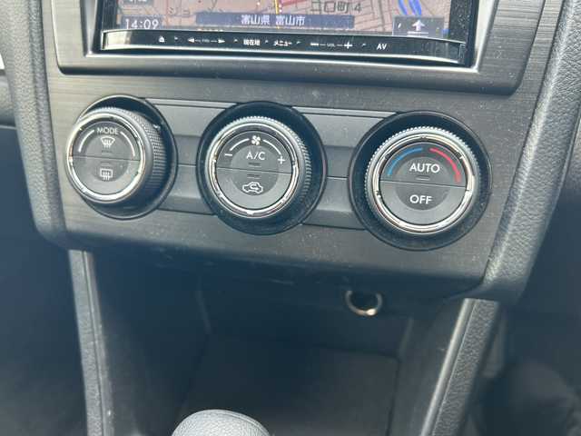 スバル インプレッサ スポーツ 1．6i－L 富山県 2012(平24)年 3.8万km サテンホワイトパール ワンオーナー/社外メモリナビ（AVIC-MRZ09）/フルセグテレビ/バックカメラ/アイドリングストップ/ETC/ドアバイザー/純正フロアマット/ドアバイザー/HIDヘッドライト/フォグランプ/横滑り防止装置/純正15インチAW/保証書/取説/点検記録整備簿