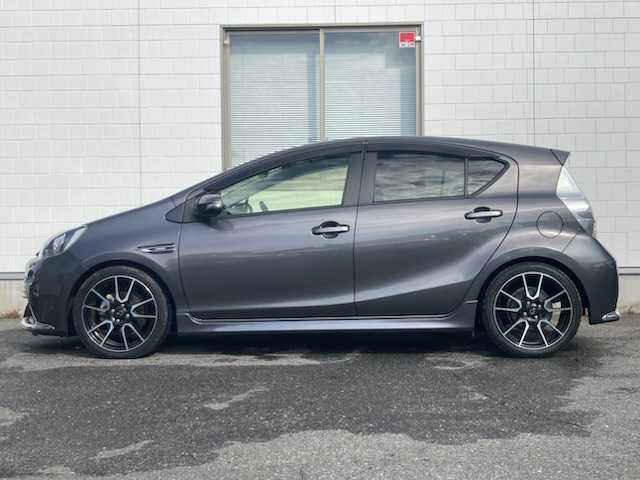 トヨタ アクア G G’s 三重県 2014(平26)年 7.3万km グレーメタリック (株)IDOMが運営する【じしゃロン四日市店】の自社ローン専用車両になります。こちらは現金またはオートローンご利用時の価格です。自社ローンご希望の方は別途その旨お申付け下さい/純正SDナビ（CD/BT/AM/FM）/ワンセグTV/ETC/Gs仕様ハーフレザーシート/Gs仕様純正17インチAW/LEDBEAM/プッシュスタート/スマートキー/横滑り防止