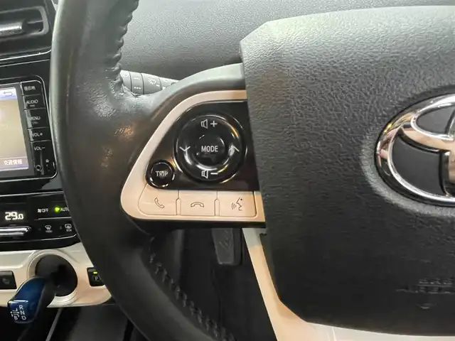 トヨタ プリウス S 島根県 2016(平28)年 6.6万km ホワイトパールクリスタルシャイン ワンオーナー　/純正ＳＤナビ　/フルセグ　/Ｂｌｕｅｔｏｏｔｈ　/バックカメラ　/ビルトインＥＴＣ　/オートハイビーム／ライト　/衝突軽減システム　/純正ＬＥＤライト　/純正フロアマット　/保証書　/取扱説明書　/スペアキー１本