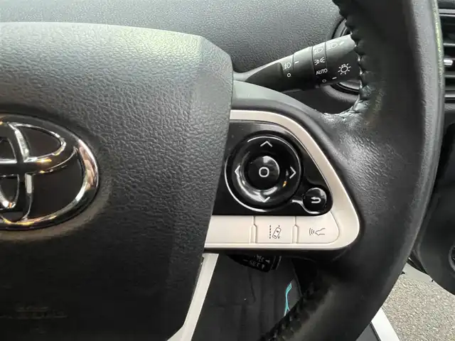 トヨタ プリウス S 島根県 2016(平28)年 6.6万km ホワイトパールクリスタルシャイン ワンオーナー　/純正ＳＤナビ　/フルセグ　/Ｂｌｕｅｔｏｏｔｈ　/バックカメラ　/ビルトインＥＴＣ　/オートハイビーム／ライト　/衝突軽減システム　/純正ＬＥＤライト　/純正フロアマット　/保証書　/取扱説明書　/スペアキー１本