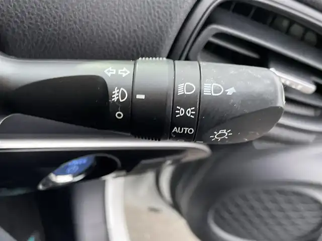 トヨタ プリウス S 島根県 2016(平28)年 6.6万km ホワイトパールクリスタルシャイン ワンオーナー　/純正ＳＤナビ　/フルセグ　/Ｂｌｕｅｔｏｏｔｈ　/バックカメラ　/ビルトインＥＴＣ　/オートハイビーム／ライト　/衝突軽減システム　/純正ＬＥＤライト　/純正フロアマット　/保証書　/取扱説明書　/スペアキー１本