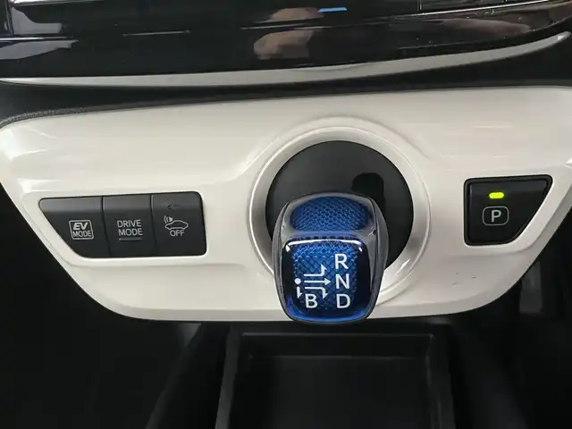 トヨタ プリウス S 島根県 2016(平28)年 6.6万km ホワイトパールクリスタルシャイン ワンオーナー　/純正ＳＤナビ　/フルセグ　/Ｂｌｕｅｔｏｏｔｈ　/バックカメラ　/ビルトインＥＴＣ　/オートハイビーム／ライト　/衝突軽減システム　/純正ＬＥＤライト　/純正フロアマット　/保証書　/取扱説明書　/スペアキー１本