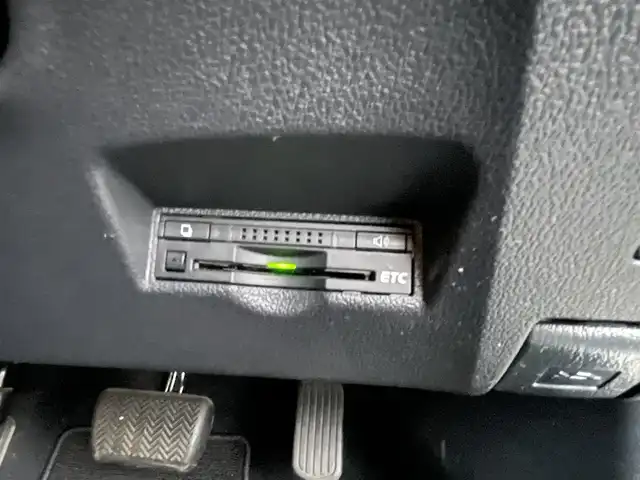 トヨタ プリウス S 島根県 2016(平28)年 6.6万km ホワイトパールクリスタルシャイン ワンオーナー　/純正ＳＤナビ　/フルセグ　/Ｂｌｕｅｔｏｏｔｈ　/バックカメラ　/ビルトインＥＴＣ　/オートハイビーム／ライト　/衝突軽減システム　/純正ＬＥＤライト　/純正フロアマット　/保証書　/取扱説明書　/スペアキー１本