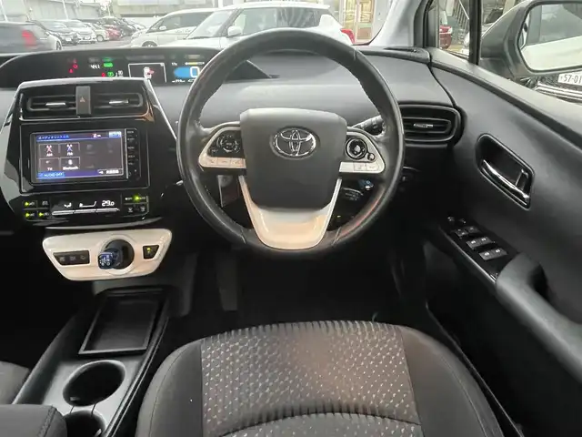 トヨタ プリウス S 島根県 2016(平28)年 6.6万km ホワイトパールクリスタルシャイン ワンオーナー　/純正ＳＤナビ　/フルセグ　/Ｂｌｕｅｔｏｏｔｈ　/バックカメラ　/ビルトインＥＴＣ　/オートハイビーム／ライト　/衝突軽減システム　/純正ＬＥＤライト　/純正フロアマット　/保証書　/取扱説明書　/スペアキー１本