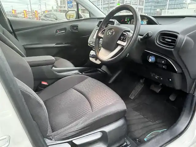 トヨタ プリウス S 島根県 2016(平28)年 6.6万km ホワイトパールクリスタルシャイン ワンオーナー　/純正ＳＤナビ　/フルセグ　/Ｂｌｕｅｔｏｏｔｈ　/バックカメラ　/ビルトインＥＴＣ　/オートハイビーム／ライト　/衝突軽減システム　/純正ＬＥＤライト　/純正フロアマット　/保証書　/取扱説明書　/スペアキー１本