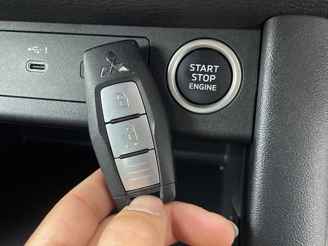 三菱 トライトン GSR 群馬県 2024(令6)年 1.9万km グラファイトグレーメタリック/ブラックマイカ 純正９型ナビ　全周囲カメラ　トノカバー　ＥＴＣ　衝突被害軽減ブレーキ　レーンアシスト　クリアランスソナー　オートマチックハイビーム　ＬＥＤ　レザーシート　シートヒーター　ステアリングヒーター　禁煙