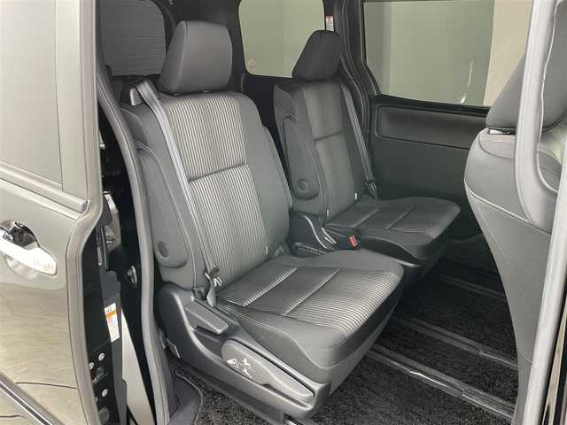 トヨタ ヴォクシー ZS 煌Ⅱ 岡山県 2020(令2)年 7.5万km ブラック 純正１０インチナビ/（Bluetooth/フルセグTV/USB/HDMI）/クルーズコントロール/衝突軽減ブレーキシステム/両側パワースライドドア/ビルトインＥＴＣ/LEDヘッドライト＆フォグ/オートハイビーム/オートライト/純正ドライブレコーダー（前後）/踏み間違い防止/横滑り防止装置/レーンアシスト/コーナーセンサー（前後）/アイドリングストップ/純正フロアマット/後席サンシェイド/シートバックテーブル/プッシュスタート/スマートキー×2