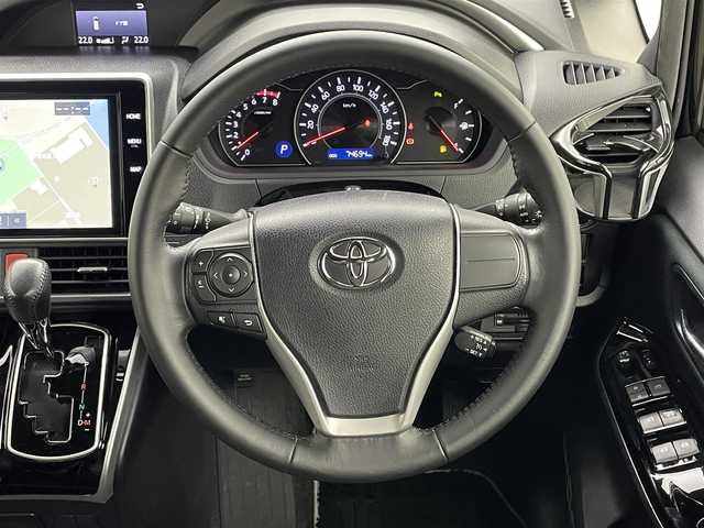 トヨタ ヴォクシー ZS 煌Ⅱ 岡山県 2020(令2)年 7.5万km ブラック 純正１０インチナビ/（Bluetooth/フルセグTV/USB/HDMI）/クルーズコントロール/衝突軽減ブレーキシステム/両側パワースライドドア/ビルトインＥＴＣ/LEDヘッドライト＆フォグ/オートハイビーム/オートライト/純正ドライブレコーダー（前後）/踏み間違い防止/横滑り防止装置/レーンアシスト/コーナーセンサー（前後）/アイドリングストップ/純正フロアマット/後席サンシェイド/シートバックテーブル/プッシュスタート/スマートキー×2