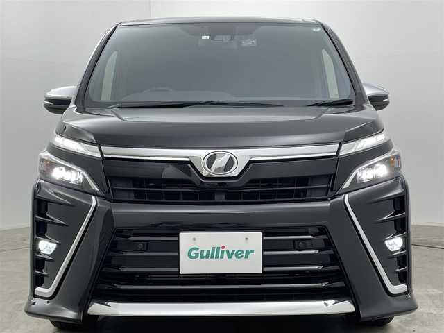トヨタ ヴォクシー ZS 煌Ⅱ 岡山県 2020(令2)年 7.5万km ブラック 純正１０インチナビ/（Bluetooth/フルセグTV/USB/HDMI）/クルーズコントロール/衝突軽減ブレーキシステム/両側パワースライドドア/ビルトインＥＴＣ/LEDヘッドライト＆フォグ/オートハイビーム/オートライト/純正ドライブレコーダー（前後）/踏み間違い防止/横滑り防止装置/レーンアシスト/コーナーセンサー（前後）/アイドリングストップ/純正フロアマット/後席サンシェイド/シートバックテーブル/プッシュスタート/スマートキー×2