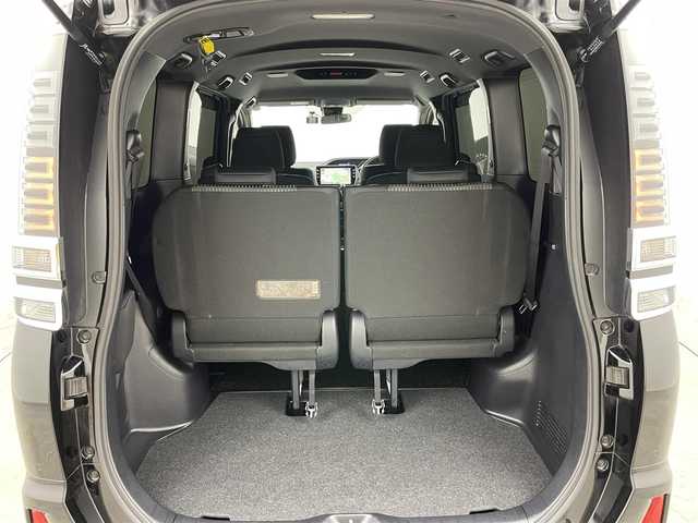 トヨタ ヴォクシー ZS 煌Ⅱ 岡山県 2020(令2)年 7.5万km ブラック 純正１０インチナビ/（Bluetooth/フルセグTV/USB/HDMI）/クルーズコントロール/衝突軽減ブレーキシステム/両側パワースライドドア/ビルトインＥＴＣ/LEDヘッドライト＆フォグ/オートハイビーム/オートライト/純正ドライブレコーダー（前後）/踏み間違い防止/横滑り防止装置/レーンアシスト/コーナーセンサー（前後）/アイドリングストップ/純正フロアマット/後席サンシェイド/シートバックテーブル/プッシュスタート/スマートキー×2