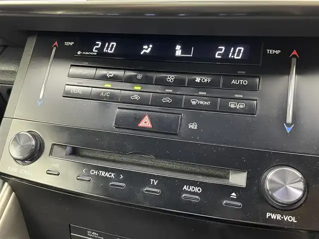 レクサス ＩＳ 300h Fスポーツ 埼玉県 2014(平26)年 5万km ホワイトノーヴァガラスフレーク サンルーフ　メーカーナビ　バックカメラ　ビルトインＥＴＣ　クルーズコントロール　黒ハーフレザーシート　シートヒーター　パワーシート　パドルシフト　ＬＥＤライト　オートライト　スマートキー　ＴＶ