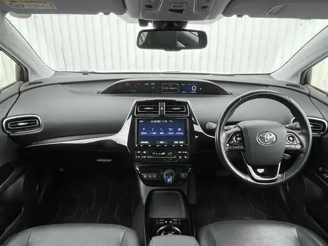 トヨタ プリウス A プレミアム 滋賀県 2021(令3)年 1.2万km プラチナホワイトパールマイカ 純正ナビ/(フルセグ/Bluetooth/CD/DVD)/トヨタセーフティーセンス/・プリクラッシュセーフティ/・レーダークルーズコントロール/・レーンキープアシスト/・標識認識/・先行車発進告知/・ブラインドスポットモニター/・オートハイビーム/LEDオートライト/フォグ/全方位カメラ/レザーシート/D席パワーシート/前席シートヒーター/前席ベンチレーション/ヘッドアップディスプレイ/自動駐車システム/電動格納ミラー/ビルトインETC/スペアタイヤ/スペアキー