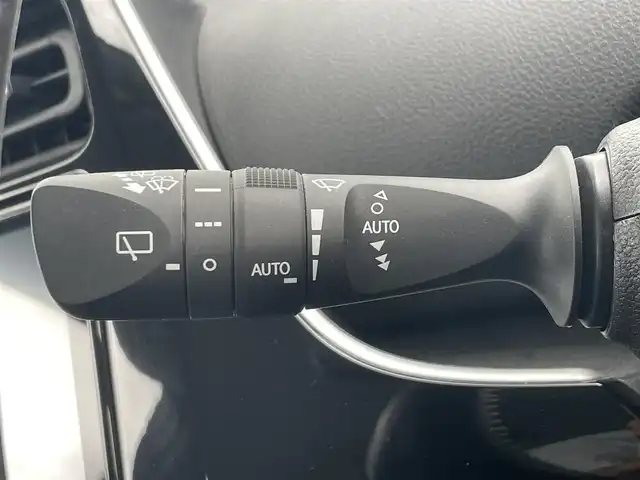 トヨタ プリウス A プレミアム 滋賀県 2021(令3)年 1.2万km プラチナホワイトパールマイカ 純正ナビ/(フルセグ/Bluetooth/CD/DVD)/トヨタセーフティーセンス/・プリクラッシュセーフティ/・レーダークルーズコントロール/・レーンキープアシスト/・標識認識/・先行車発進告知/・ブラインドスポットモニター/・オートハイビーム/LEDオートライト/フォグ/全方位カメラ/レザーシート/D席パワーシート/前席シートヒーター/前席ベンチレーション/ヘッドアップディスプレイ/自動駐車システム/電動格納ミラー/ビルトインETC/スペアタイヤ/スペアキー