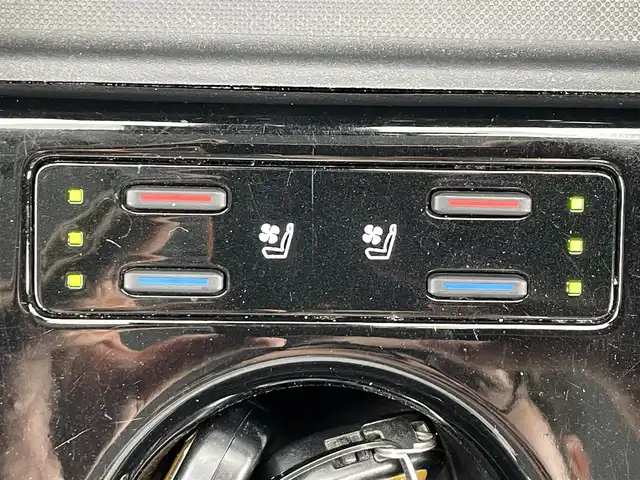 トヨタ プリウス A プレミアム 滋賀県 2021(令3)年 1.2万km プラチナホワイトパールマイカ 純正ナビ/(フルセグ/Bluetooth/CD/DVD)/トヨタセーフティーセンス/・プリクラッシュセーフティ/・レーダークルーズコントロール/・レーンキープアシスト/・標識認識/・先行車発進告知/・ブラインドスポットモニター/・オートハイビーム/LEDオートライト/フォグ/全方位カメラ/レザーシート/D席パワーシート/前席シートヒーター/前席ベンチレーション/ヘッドアップディスプレイ/自動駐車システム/電動格納ミラー/ビルトインETC/スペアタイヤ/スペアキー