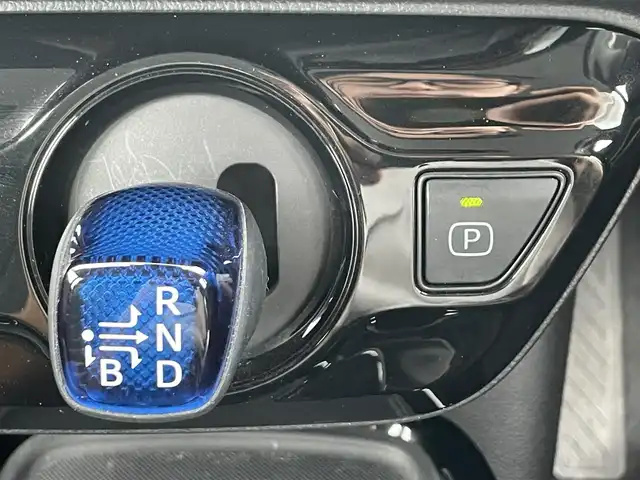 トヨタ プリウス A プレミアム 滋賀県 2021(令3)年 1.2万km プラチナホワイトパールマイカ 純正ナビ/(フルセグ/Bluetooth/CD/DVD)/トヨタセーフティーセンス/・プリクラッシュセーフティ/・レーダークルーズコントロール/・レーンキープアシスト/・標識認識/・先行車発進告知/・ブラインドスポットモニター/・オートハイビーム/LEDオートライト/フォグ/全方位カメラ/レザーシート/D席パワーシート/前席シートヒーター/前席ベンチレーション/ヘッドアップディスプレイ/自動駐車システム/電動格納ミラー/ビルトインETC/スペアタイヤ/スペアキー