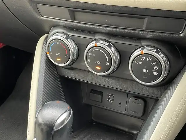 マツダ デミオ 13S Lパッケージ 東京都 2015(平27)年 2.7万km ディープクリスタルブルーマイカ マツダ純正ナビ/・BT/AM/FM/SD/バックビューモニター/ＵＳＢ入力端子/ドライブモード/純正フロアマット/純正ドアバイザー/アイドリングストップ/純正アルミ/コーナーセンサー/横滑り制御機能/プッシュスタート /スマートキー
