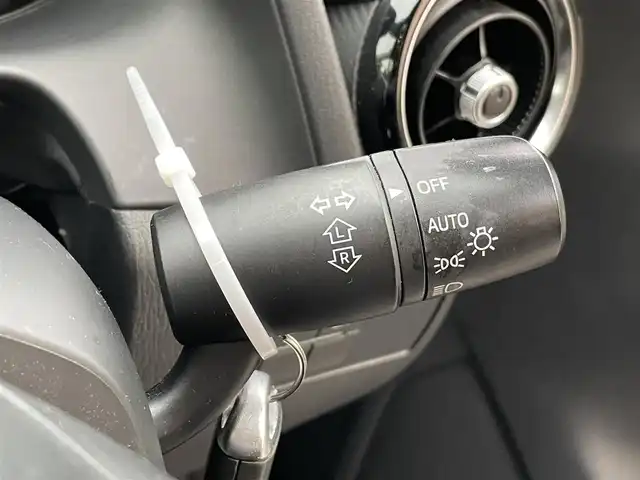 マツダ デミオ 13S Lパッケージ 東京都 2015(平27)年 2.7万km ディープクリスタルブルーマイカ マツダ純正ナビ/・BT/AM/FM/SD/バックビューモニター/ＵＳＢ入力端子/ドライブモード/純正フロアマット/純正ドアバイザー/アイドリングストップ/純正アルミ/コーナーセンサー/横滑り制御機能/プッシュスタート /スマートキー