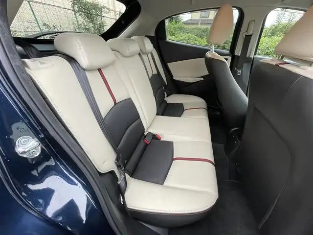 マツダ デミオ 13S Lパッケージ 東京都 2015(平27)年 2.7万km ディープクリスタルブルーマイカ マツダ純正ナビ/・BT/AM/FM/SD/バックビューモニター/ＵＳＢ入力端子/ドライブモード/純正フロアマット/純正ドアバイザー/アイドリングストップ/純正アルミ/コーナーセンサー/横滑り制御機能/プッシュスタート /スマートキー