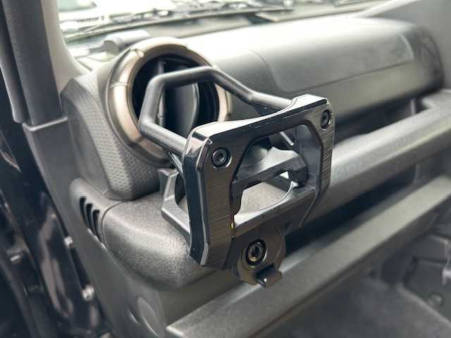 スズキ ジムニー XC 静岡県 2020(令2)年 4万km ブルーイッシュブラックパール3 ●社外SDナビ/(フルセグ/CD/DVD/Bluetooth)/(イクリプス/AVN-LS02W)/●前席シートヒーター/●バックカメラ/●クルーズコントロール/●衝突被害軽減システム/●レーンキープアシスト/●LEDヘッドライト＆フォグランプ/●オートライト/●革巻きステアリング/●ステアリングスイッチ/●ETC/●電動格納ウィンカーミラー/●ヘッドライトウォッシャー/●サイドミラーヒーター/●ダウンヒルアシストコントロール/●前席レザーシートカバー/●スマートキー/●プッシュスタート/●純正フロアマット/●純正16インチアルミホイール/●ダブル＋サイドSRS＋ABS/●保証書/●取扱説明書