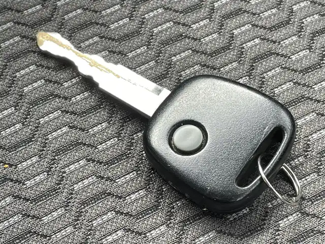 スズキ ジムニー XG 岐阜県 2010(平22)年 13.1万km スペリアホワイト 4WD/ディスプレイオーディオ/【Bluetooth．CD.DVD.AM/FM．AUX.iPod】/バックカメラ/ETC/リモコンキー/純正フロアマット/背面タイヤ/社外ドリンクホルダー/保証書/取扱説明書