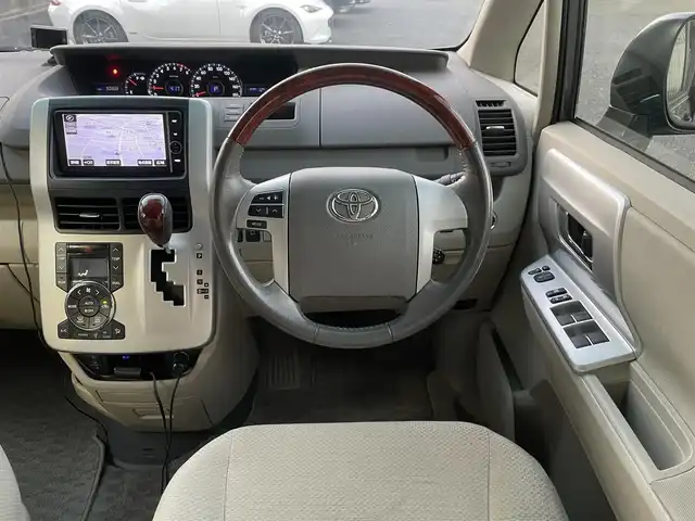 トヨタ ノア G 埼玉県 2012(平24)年 9.1万km グレーメタリック /純正HDDナビ//フルセグTV//バックカメラ//フリップダウンモニター//CD/DVD/Bluetooth//両側パワースライドドア//クルーズコントロール//運転席シートヒーター//ビルトインETC//スマートキーx2//キセノン//Wエアバッグ//ABS//コンビステアリング//ステアリングオーディオリモコン//オートライト//Fフォグランプ//プライバシーガラス//ドアバイザー//純正15インチAW