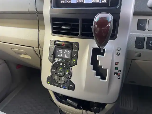 トヨタ ノア G 埼玉県 2012(平24)年 9.1万km グレーメタリック /純正HDDナビ//フルセグTV//バックカメラ//フリップダウンモニター//CD/DVD/Bluetooth//両側パワースライドドア//クルーズコントロール//運転席シートヒーター//ビルトインETC//スマートキーx2//キセノン//Wエアバッグ//ABS//コンビステアリング//ステアリングオーディオリモコン//オートライト//Fフォグランプ//プライバシーガラス//ドアバイザー//純正15インチAW