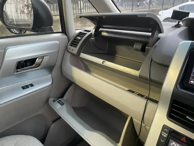 トヨタ ノア G 埼玉県 2012(平24)年 9.1万km グレーメタリック /純正HDDナビ//フルセグTV//バックカメラ//フリップダウンモニター//CD/DVD/Bluetooth//両側パワースライドドア//クルーズコントロール//運転席シートヒーター//ビルトインETC//スマートキーx2//キセノン//Wエアバッグ//ABS//コンビステアリング//ステアリングオーディオリモコン//オートライト//Fフォグランプ//プライバシーガラス//ドアバイザー//純正15インチAW