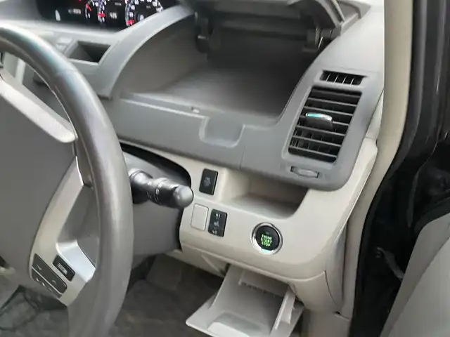 トヨタ ノア G 埼玉県 2012(平24)年 9.1万km グレーメタリック /純正HDDナビ//フルセグTV//バックカメラ//フリップダウンモニター//CD/DVD/Bluetooth//両側パワースライドドア//クルーズコントロール//運転席シートヒーター//ビルトインETC//スマートキーx2//キセノン//Wエアバッグ//ABS//コンビステアリング//ステアリングオーディオリモコン//オートライト//Fフォグランプ//プライバシーガラス//ドアバイザー//純正15インチAW