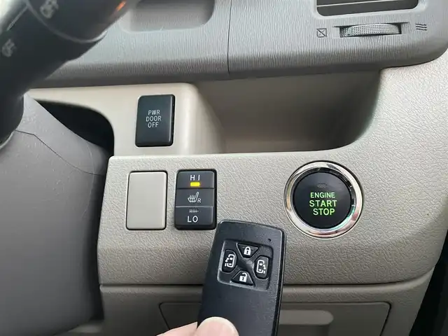 トヨタ ノア G 埼玉県 2012(平24)年 9.1万km グレーメタリック /純正HDDナビ//フルセグTV//バックカメラ//フリップダウンモニター//CD/DVD/Bluetooth//両側パワースライドドア//クルーズコントロール//運転席シートヒーター//ビルトインETC//スマートキーx2//キセノン//Wエアバッグ//ABS//コンビステアリング//ステアリングオーディオリモコン//オートライト//Fフォグランプ//プライバシーガラス//ドアバイザー//純正15インチAW