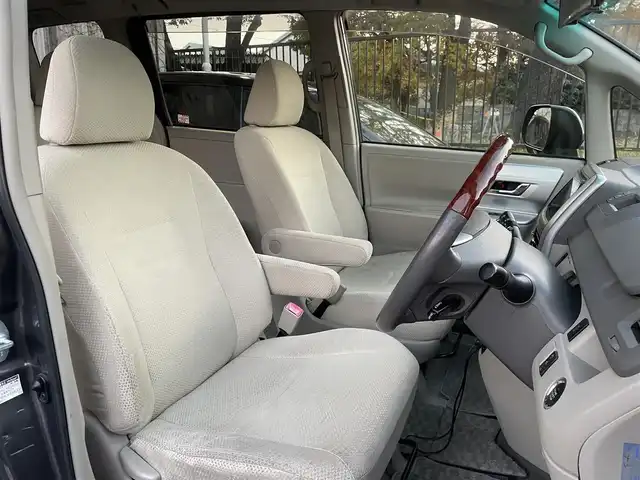 トヨタ ノア G 埼玉県 2012(平24)年 9.1万km グレーメタリック /純正HDDナビ//フルセグTV//バックカメラ//フリップダウンモニター//CD/DVD/Bluetooth//両側パワースライドドア//クルーズコントロール//運転席シートヒーター//ビルトインETC//スマートキーx2//キセノン//Wエアバッグ//ABS//コンビステアリング//ステアリングオーディオリモコン//オートライト//Fフォグランプ//プライバシーガラス//ドアバイザー//純正15インチAW