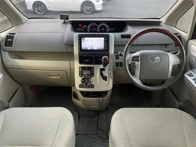 トヨタ ノア G 埼玉県 2012(平24)年 9.1万km グレーメタリック /純正HDDナビ//フルセグTV//バックカメラ//フリップダウンモニター//CD/DVD/Bluetooth//両側パワースライドドア//クルーズコントロール//運転席シートヒーター//ビルトインETC//スマートキーx2//キセノン//Wエアバッグ//ABS//コンビステアリング//ステアリングオーディオリモコン//オートライト//Fフォグランプ//プライバシーガラス//ドアバイザー//純正15インチAW