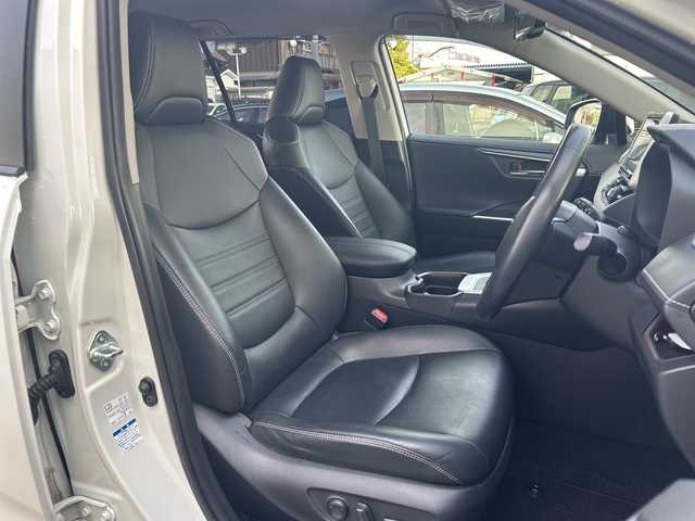 トヨタ ＲＡＶ４ ハイブリットG 東京都 2020(令2)年 5.7万km ホワイトパールクリスタルシャイン ワンオーナー/レザーシート/4WD/純正SDナビ（NSZT-Y68T）/・Bluetooth/TV/CD/DVD/SD/Toyota Safety Sense/・プリクラッシュセーフティ/・レーントレーシングアシスト/・レーダークルーズコントロール/・オートマチックハイビーム/・ロードサインアシスト/先行車発進告知機能/インテリジェントクリアランスソナー/リヤクロストラフィックオートブレーキ/ブラインドスポットモニター/横滑り防止装置/盗難防止装置/ドライブレコーダー/バックカメラ/オートライト/オートマチックハイビーム/オートエアコン/電動格納ミラー/プッシュスタート/電動リアゲート/コーナーセンサー/純正18インチアルミホイール/TRD製エアロパーツセット/TRD製オーバーフェンダー/ETC/スペアキー1本/取扱説明書