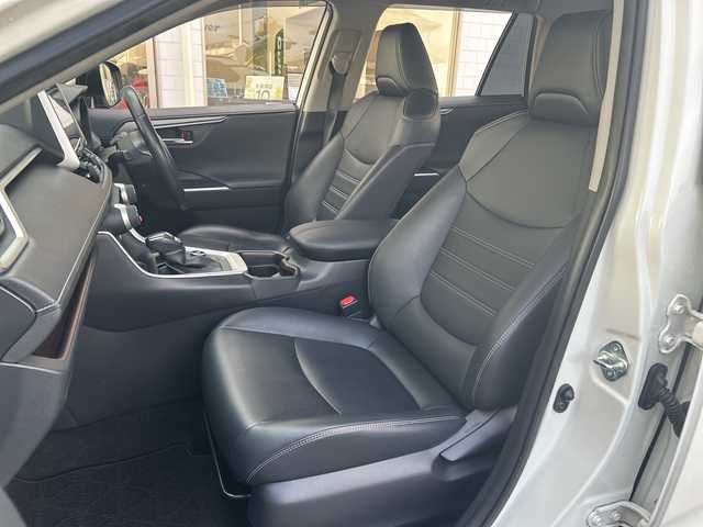 トヨタ ＲＡＶ４ ハイブリットG 東京都 2020(令2)年 5.7万km ホワイトパールクリスタルシャイン ワンオーナー/レザーシート/4WD/純正SDナビ（NSZT-Y68T）/・Bluetooth/TV/CD/DVD/SD/Toyota Safety Sense/・プリクラッシュセーフティ/・レーントレーシングアシスト/・レーダークルーズコントロール/・オートマチックハイビーム/・ロードサインアシスト/先行車発進告知機能/インテリジェントクリアランスソナー/リヤクロストラフィックオートブレーキ/ブラインドスポットモニター/横滑り防止装置/盗難防止装置/ドライブレコーダー/バックカメラ/オートライト/オートマチックハイビーム/オートエアコン/電動格納ミラー/プッシュスタート/電動リアゲート/コーナーセンサー/純正18インチアルミホイール/TRD製エアロパーツセット/TRD製オーバーフェンダー/ETC/スペアキー1本/取扱説明書